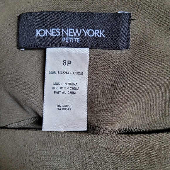 Size 8P - Jones New York 100% silk green top - Picture 3 of 4
